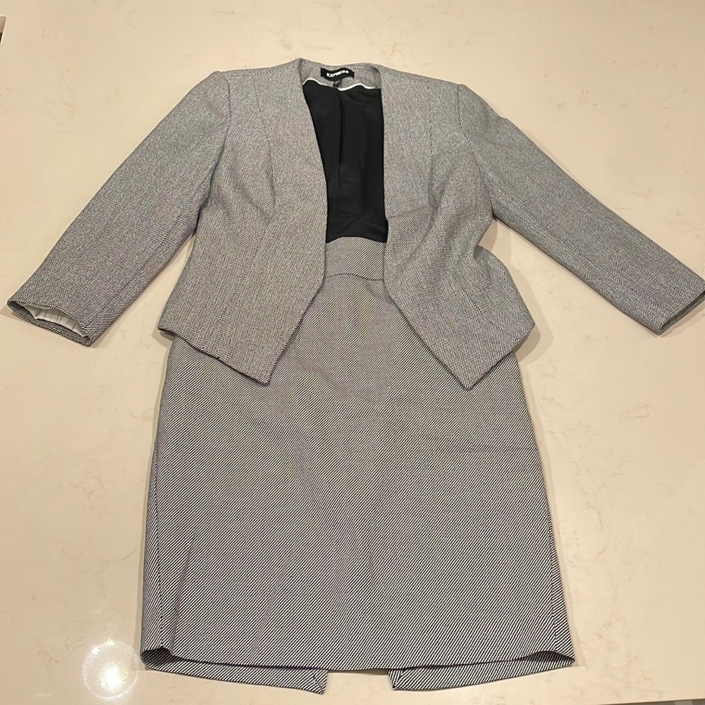 Express suit jacket and skirt 00